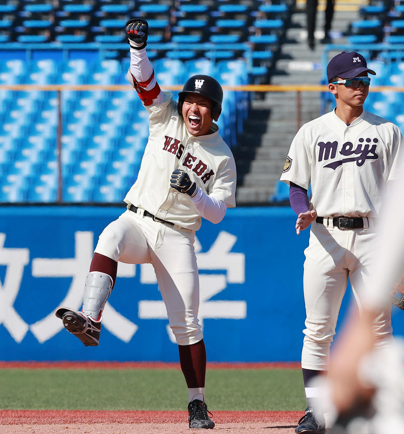 明大対早大　7回裏早大1死満塁、走者一掃右適時二塁打を放ちガッツポーズで喜ぶ中川卓（撮影・野上伸悟）