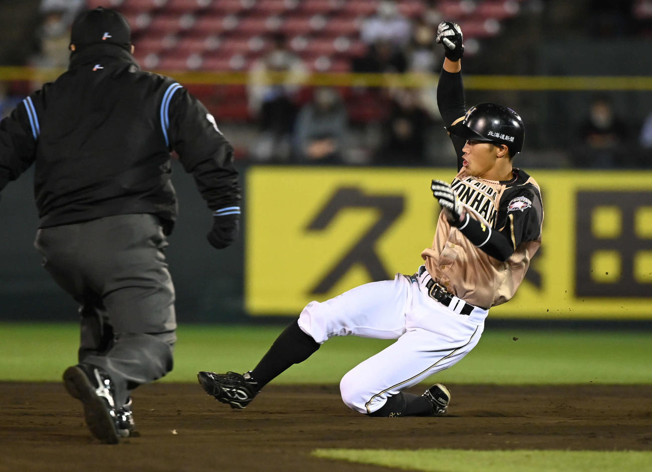 楽天対日本ハム　4回表日本ハム2死一塁、二塁盗塁を試みた細川は憤死（撮影・山崎安昭）