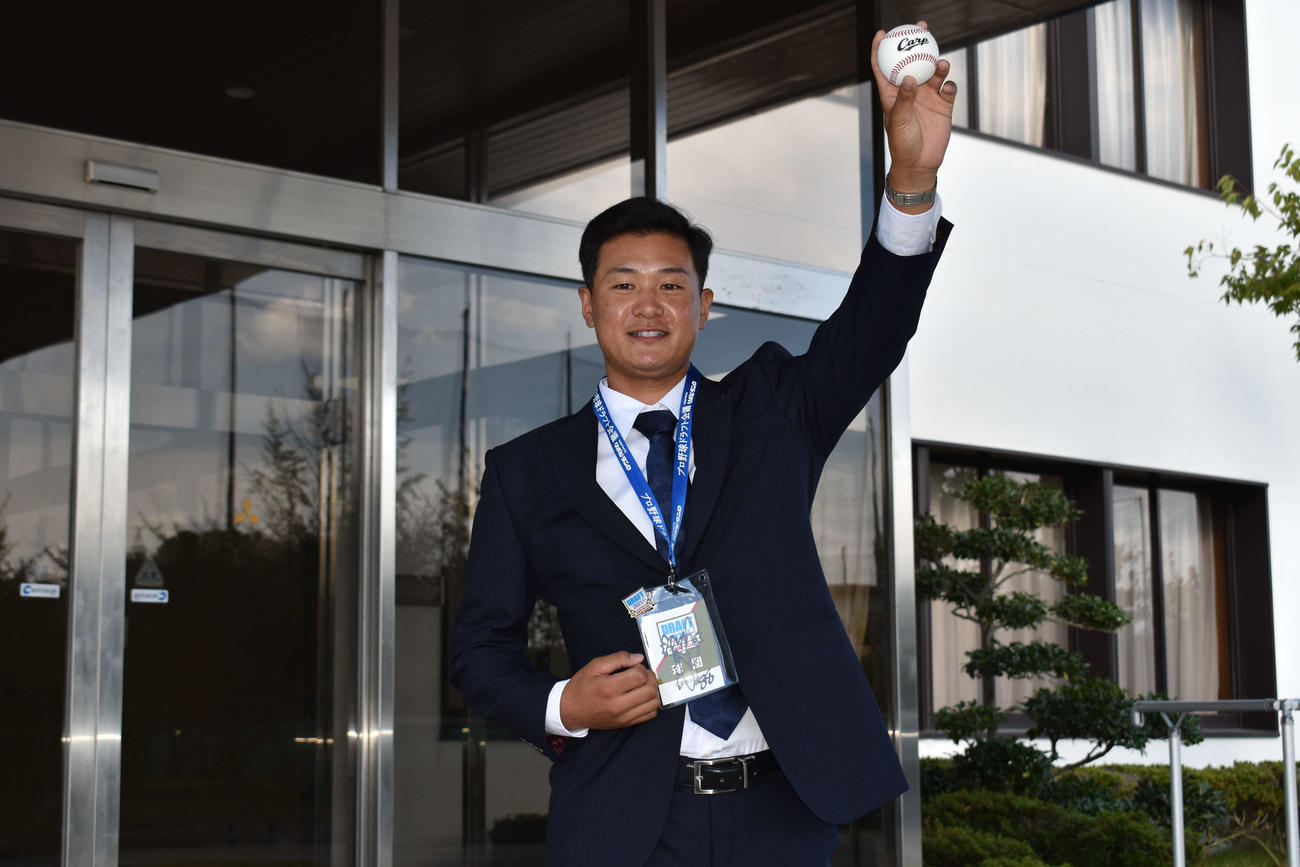 ボールを左手に、投球ポーズを決める広島ドラフト2位・三菱重工West・森翔平（撮影・古財稜明）