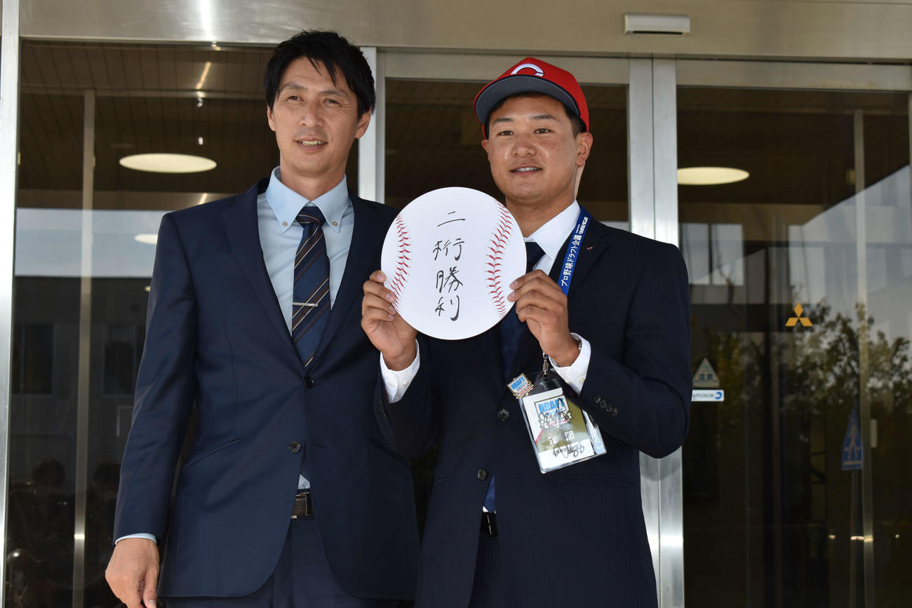 色紙に「二桁勝利」と記し、鞘師スカウト（左）と記念撮影に応じる広島ドラフト2位・三菱重工West・森（撮影・古財稜明）