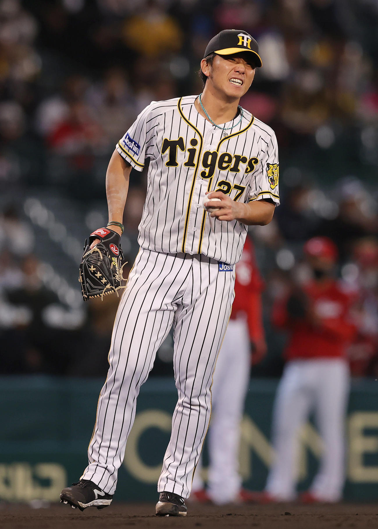 阪神対広島　7回表広島2死、坂倉の打球が直撃し痛そうに顔をゆがめる伊藤将（撮影・前田充）
