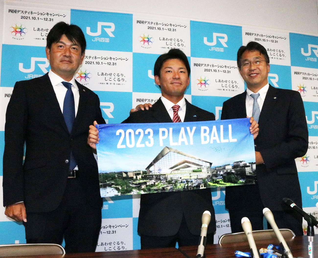 指名あいさつを終え笑顔で撮影に応じる、左から加藤担当スカウト、水野、大渕スカウト部長（撮影・小林憲治）