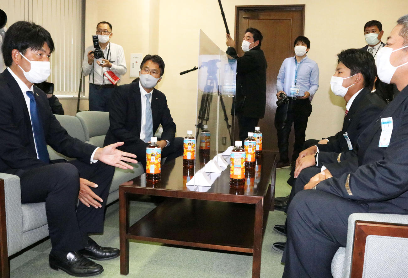 スカウト陣と談笑する水野（右から2人目）（撮影・小林憲治）