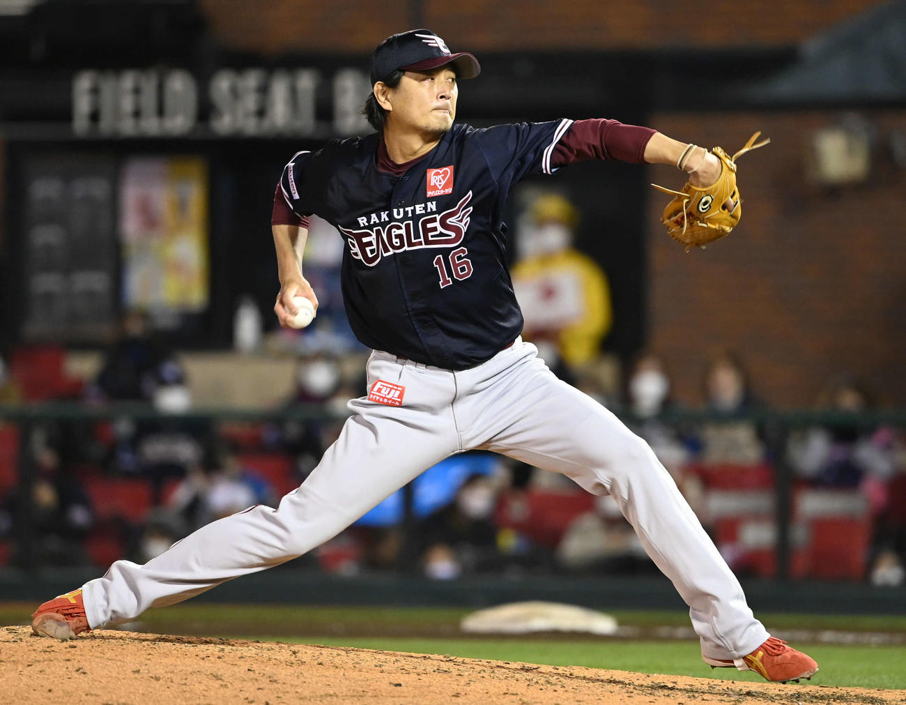 楽天対日本ハム　楽天5番手で登板する涌井（撮影・山崎安昭）