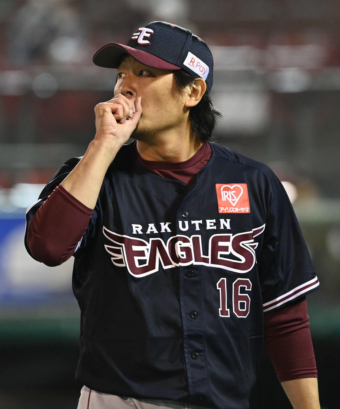 楽天対日本ハム　楽天5番手で登板した涌井は8回の攻撃を封じてベンチに戻る（撮影・山崎安昭）