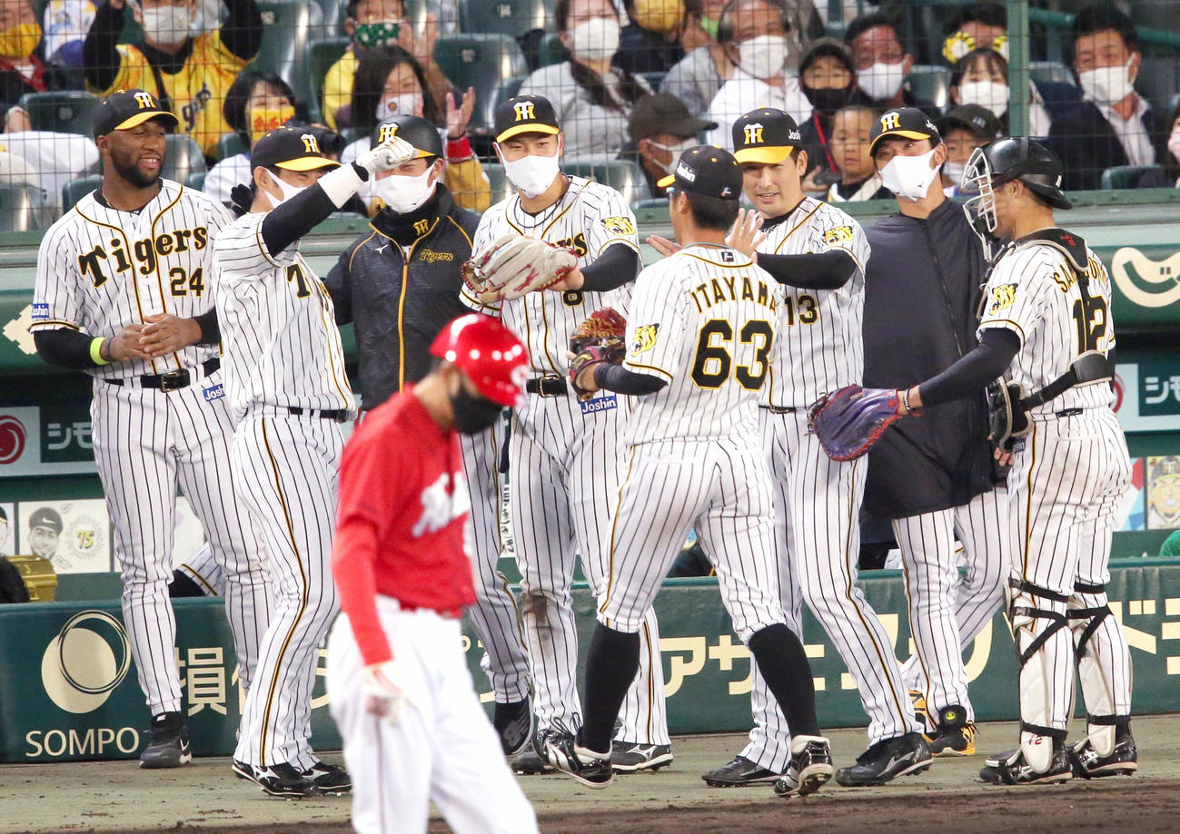 阪神対広島　8回、好守備を見せた左翼手板山（右から4人目）をベンチ前で迎える阪神ナイン（撮影・上山淳一）