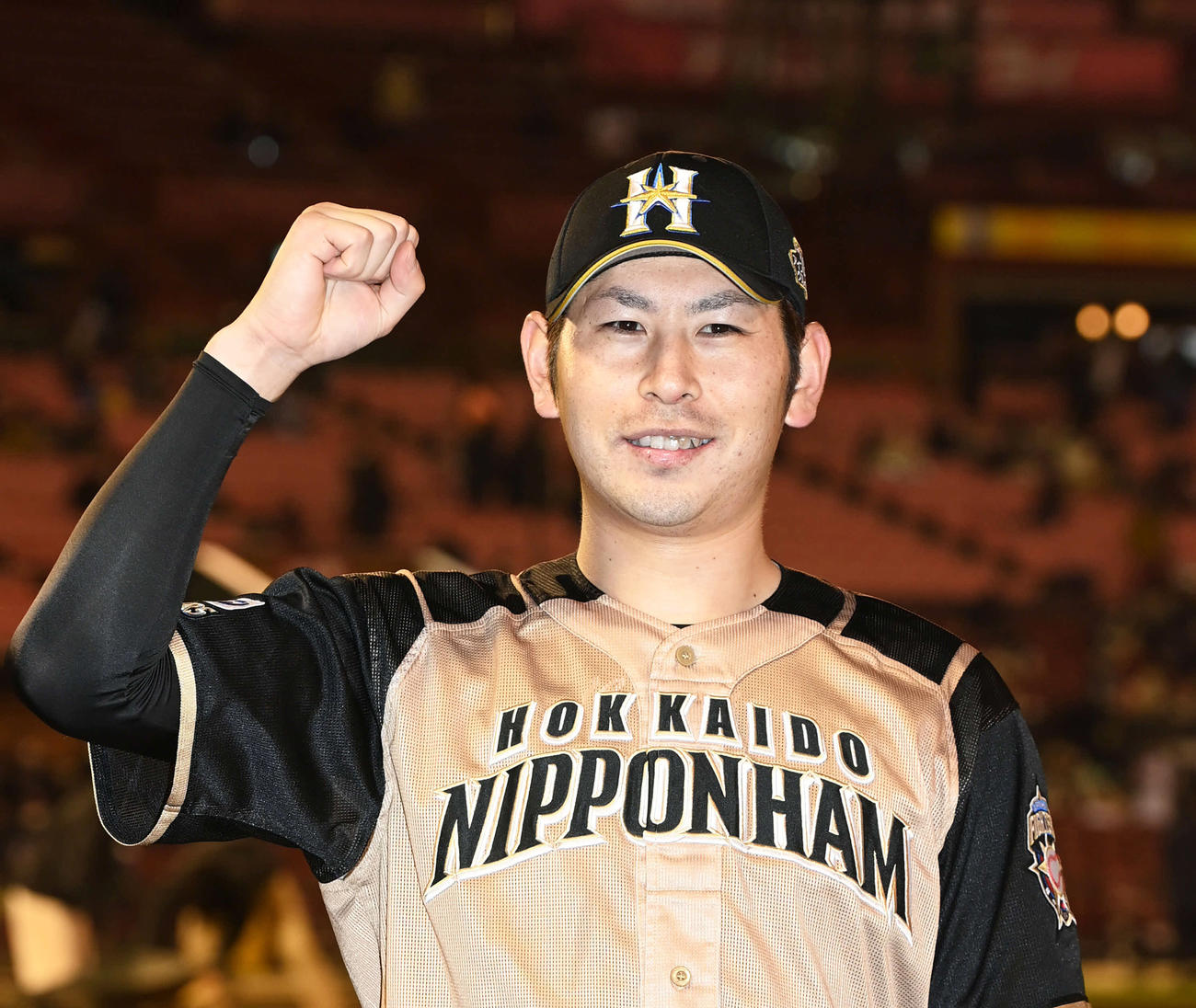 プロ初完封勝利の日本ハム加藤はガッツポーズ（撮影・山崎安昭）