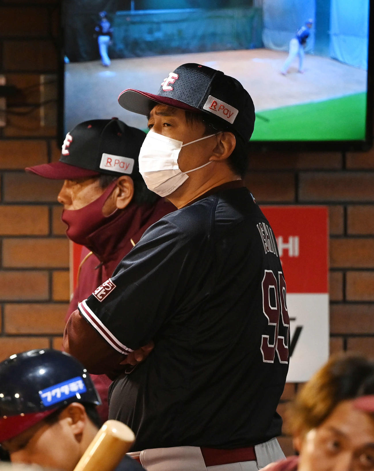 楽天対日本ハム　腕組みして戦況を見守る楽天石井GM兼監督（撮影・山崎安昭）