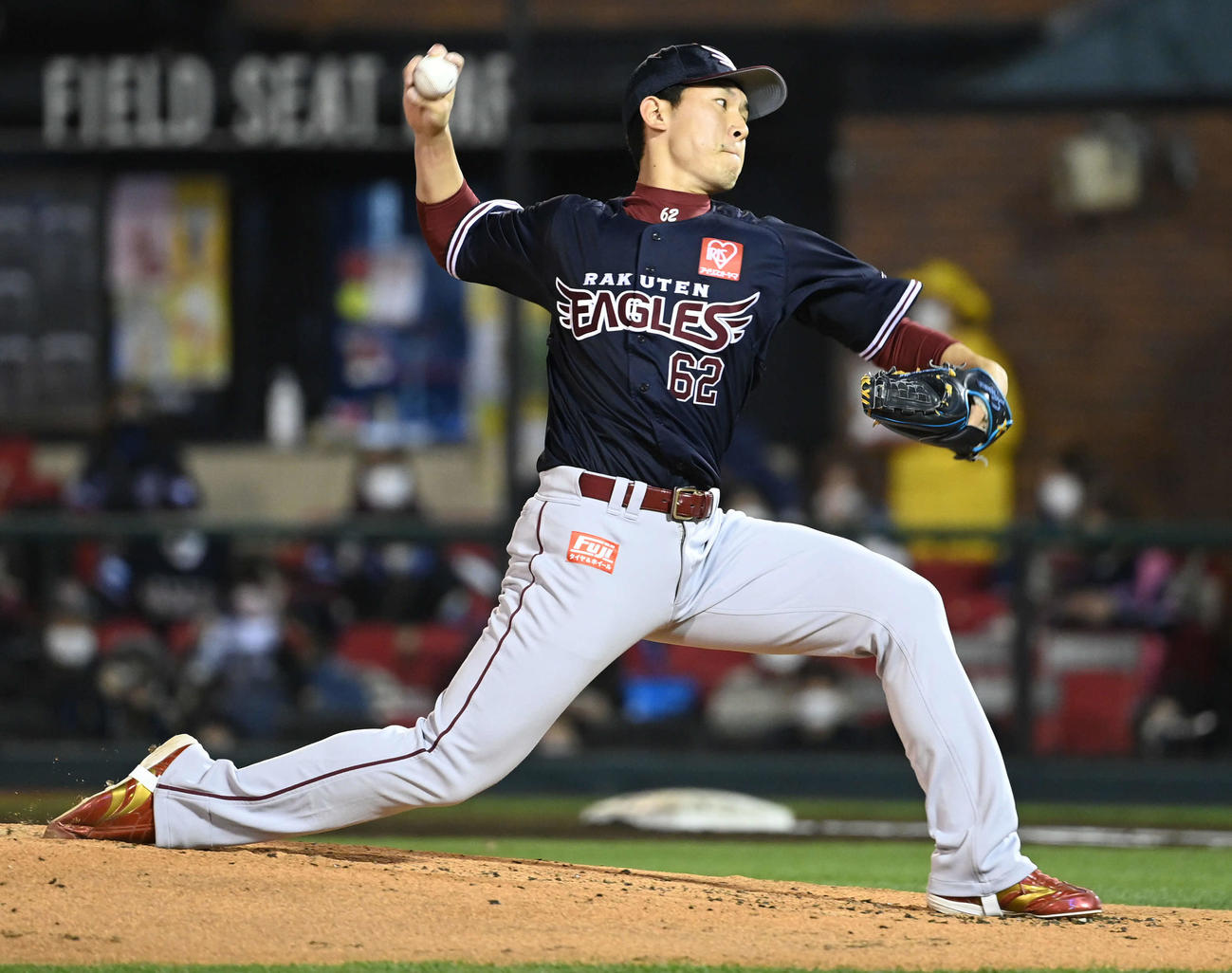 楽天対日本ハム　楽天2番手で登板する西口（撮影・山崎安昭）
