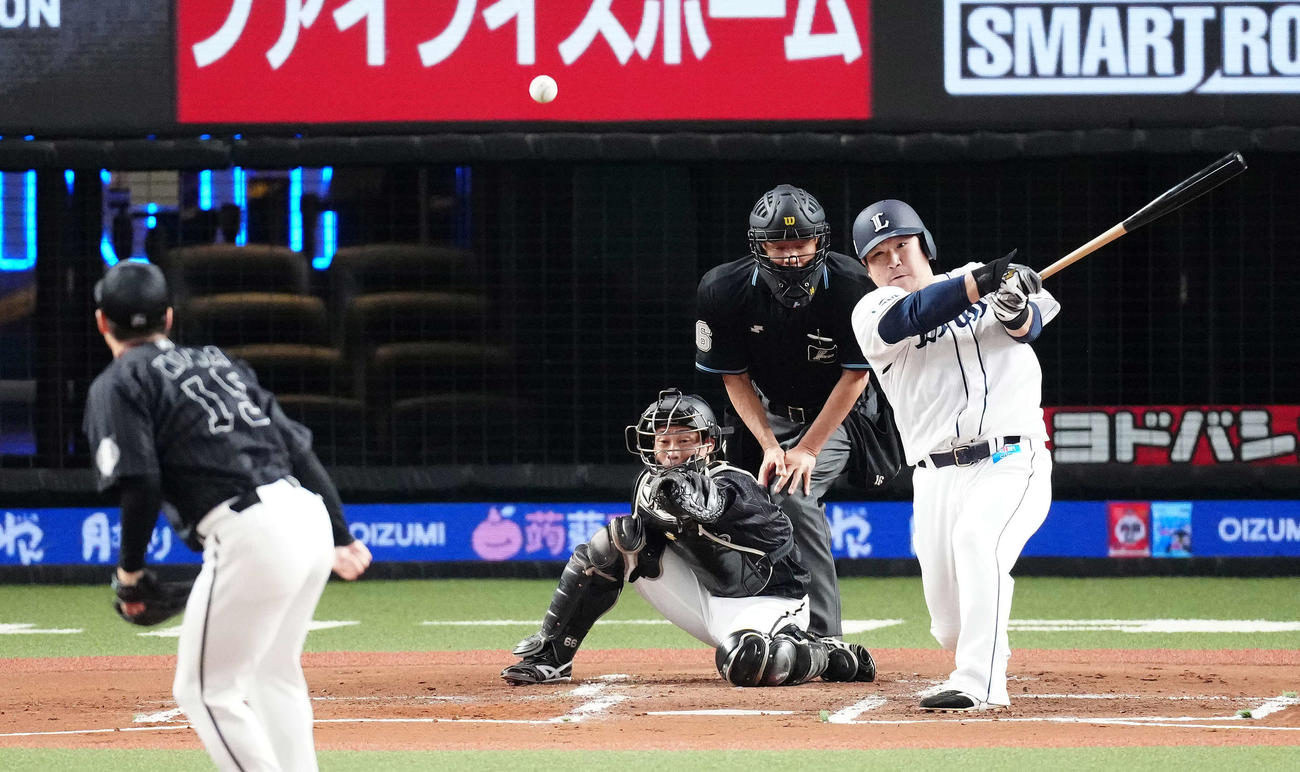 西武対ロッテ　1回裏西武2死二塁、同点となる中前適時打を放つ中村。投手美馬（撮影・江口和貴）