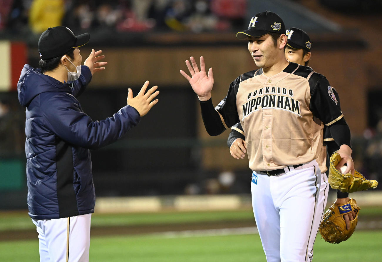 楽天対日本ハム　初完封で5勝目を挙げた日本ハム加藤（右）は近藤の祝福に笑顔（撮影・山崎安昭）