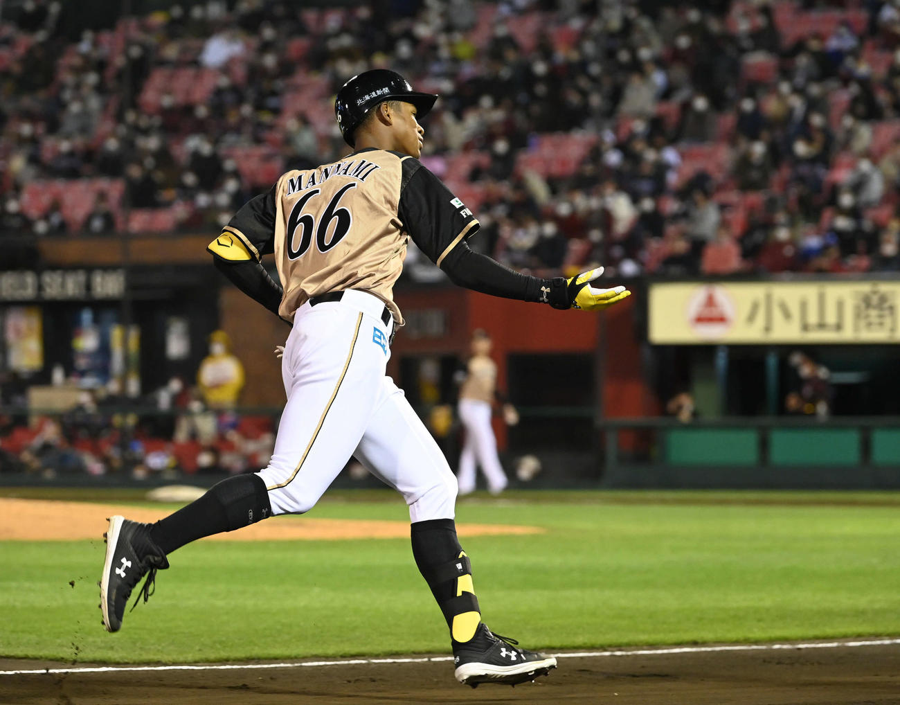楽天対日本ハム　6回表日本ハム1死一、二塁、3点本塁打を放った万波はダイヤモンドを回る（撮影・山崎安昭）