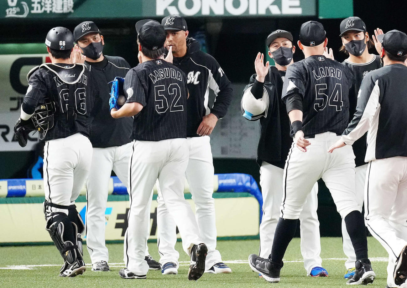 西武対ロッテ　西武に勝利しタッチをかわす美馬（左から5人目）らロッテの選手たち。同2人目は井口監督（撮影・江口和貴）