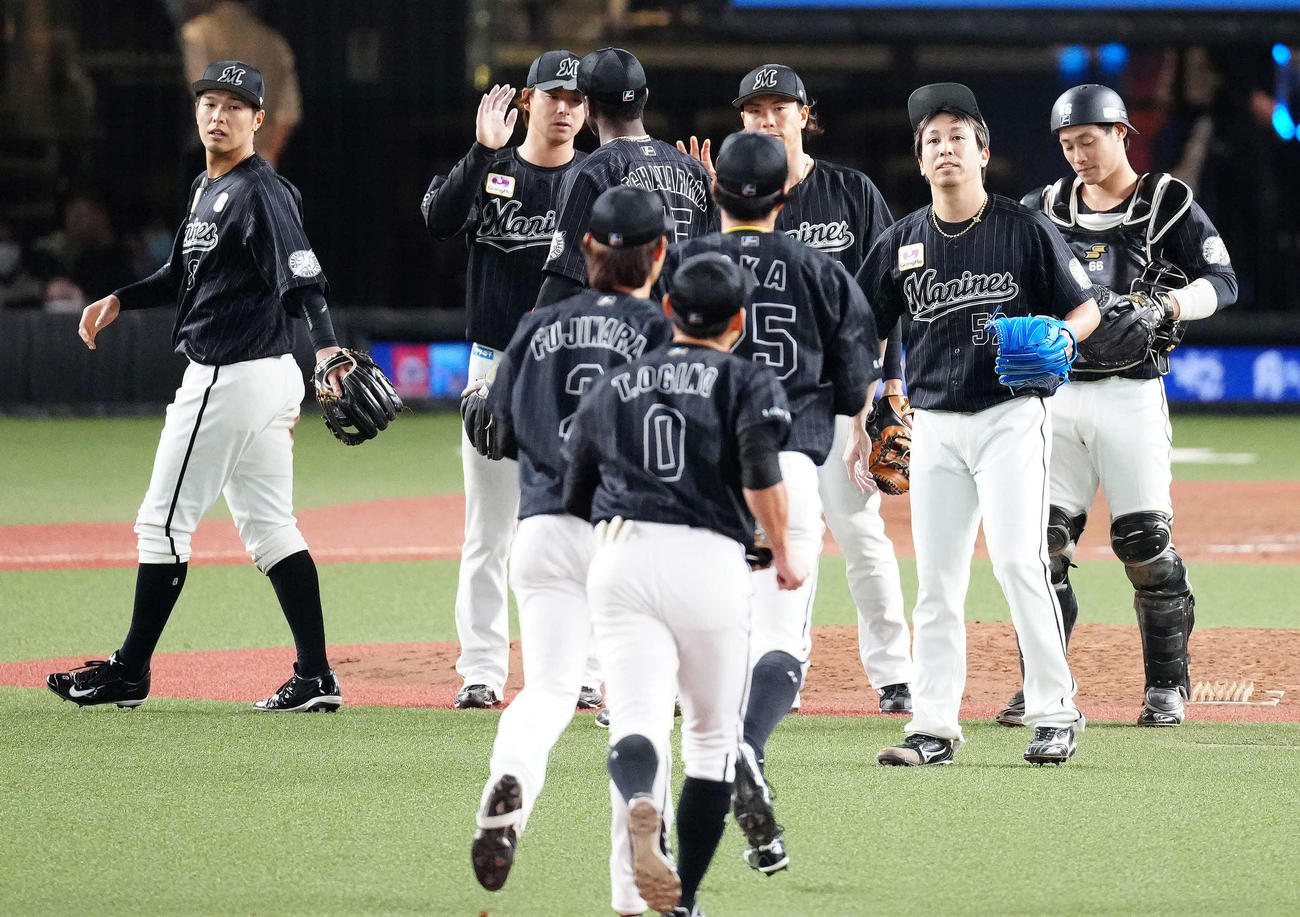 西武対ロッテ　西武に勝利し喜ぶ益田（右から2人目）らロッテの選手たち（撮影・江口和貴）