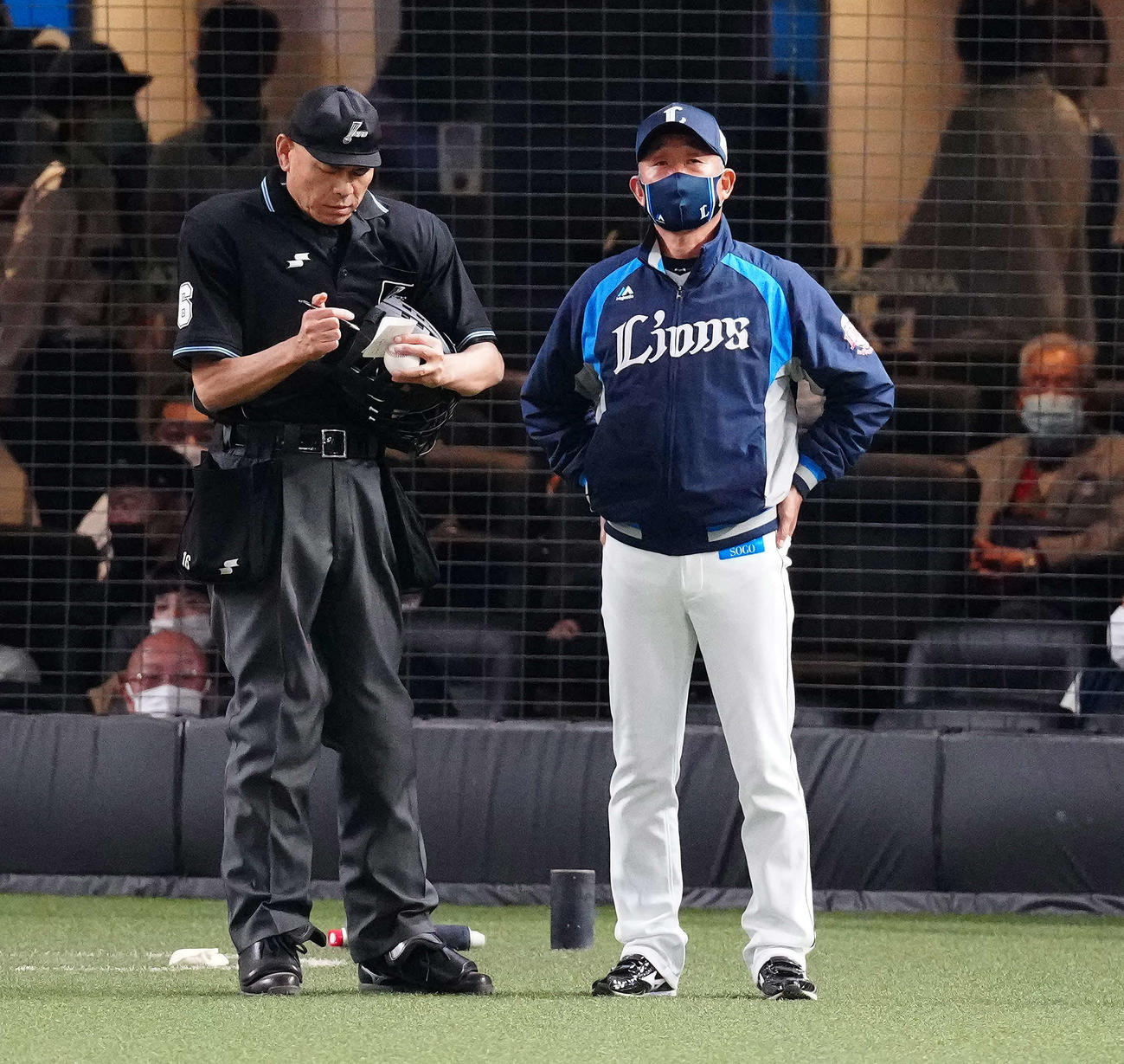 西武対ロッテ　9回表開始前、選手交代を告げる西武辻監督（右）（撮影・江口和貴）
