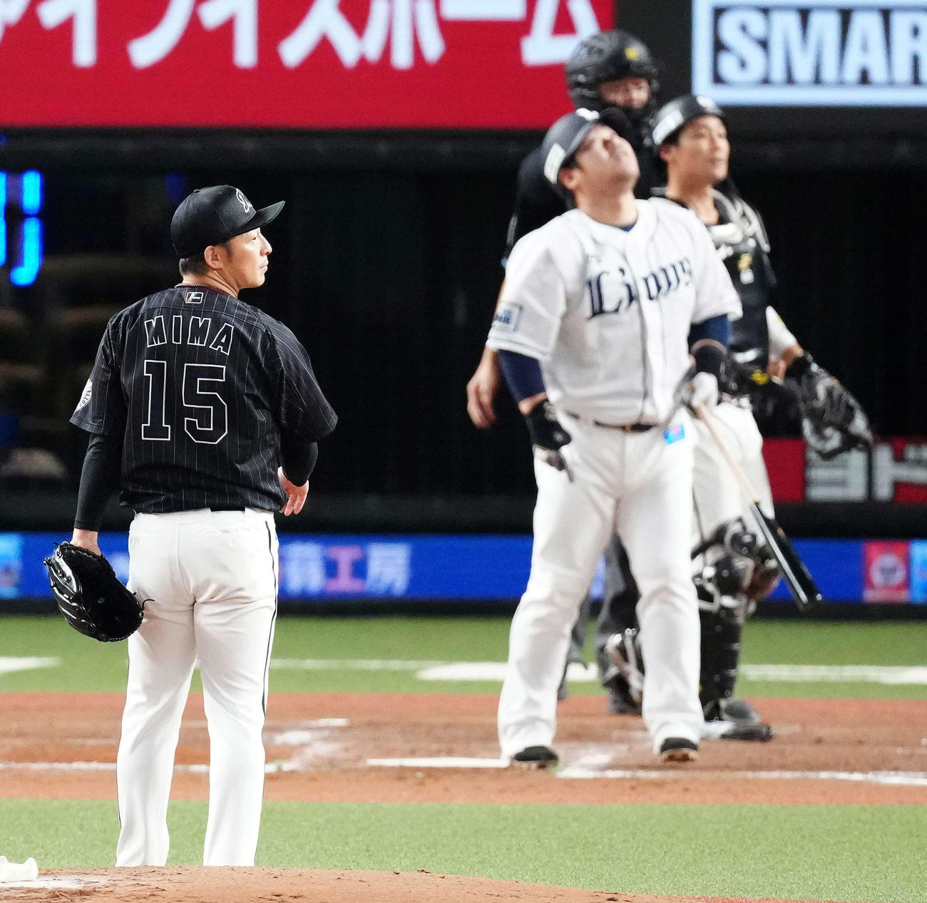 西武対ロッテ　7回裏西武1死、中村（後方中央）を三邪飛に仕留める美馬（撮影・江口和貴）
