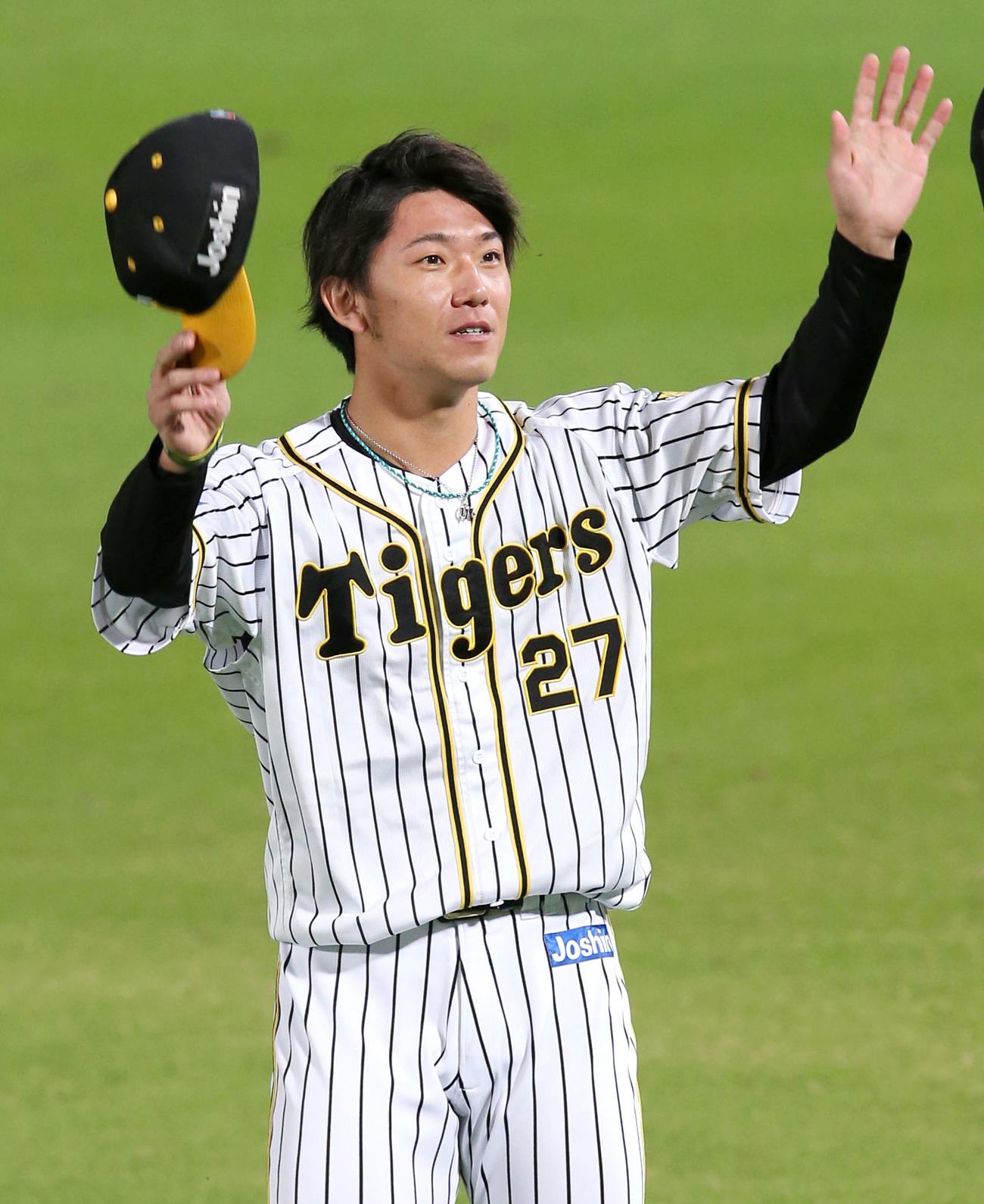 阪神対広島　ファンの歓声に応える伊藤将（撮影・上山淳一）