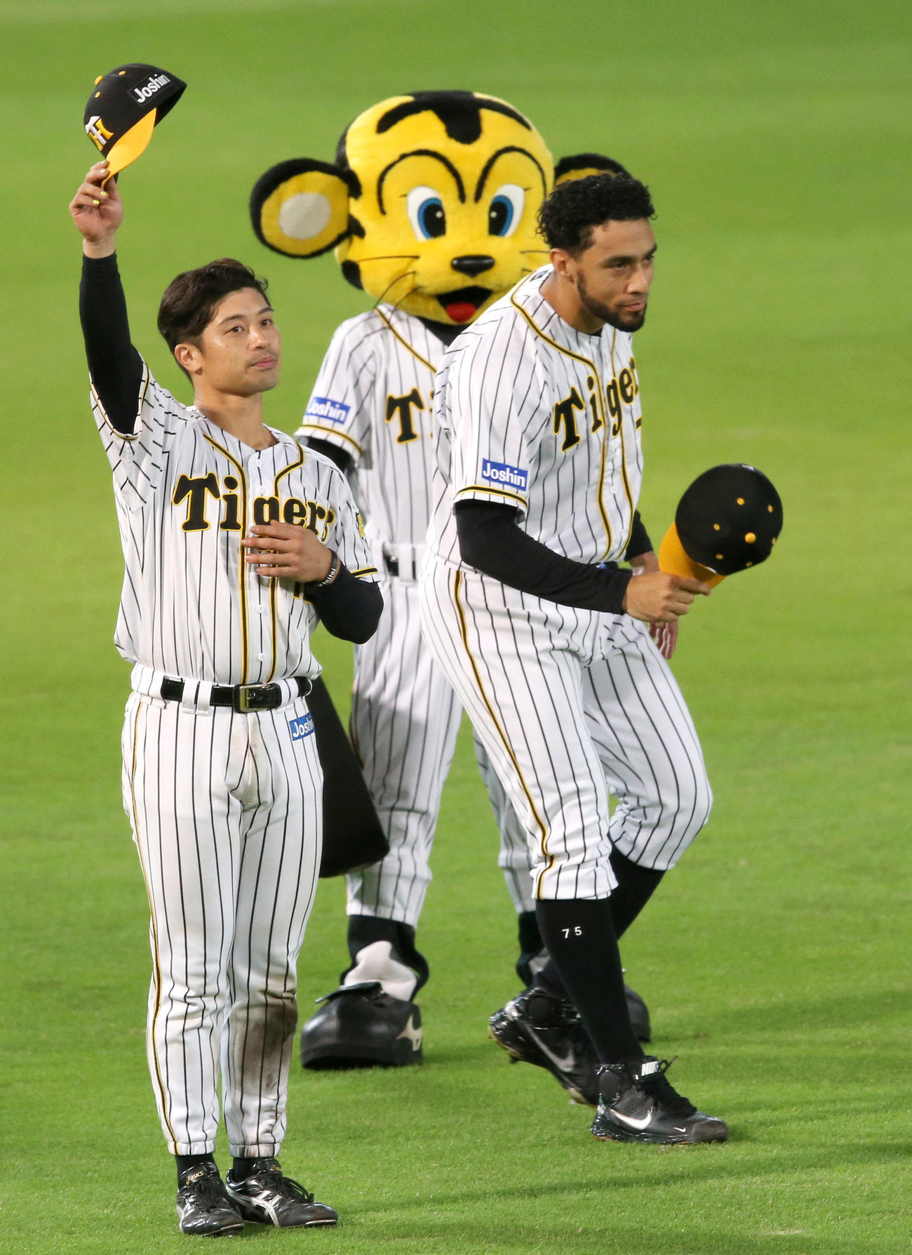 阪神対広島　ファンの歓声に応えるスアレス（右）と坂本（撮影・上山淳一）