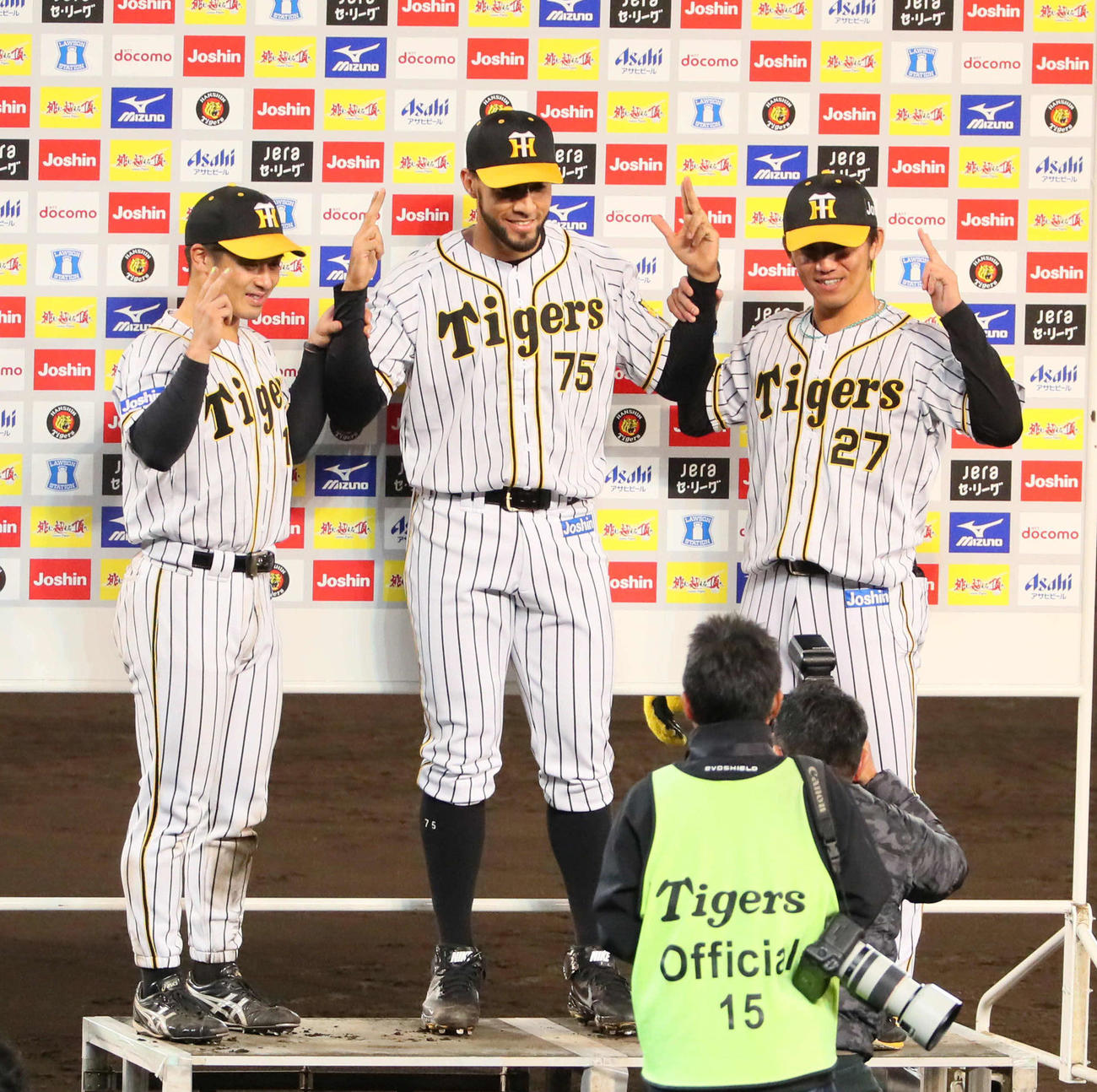阪神対広島　お立ち台でポーズをとる、左から坂本、スアレス、伊藤将（撮影・宮崎幸一）