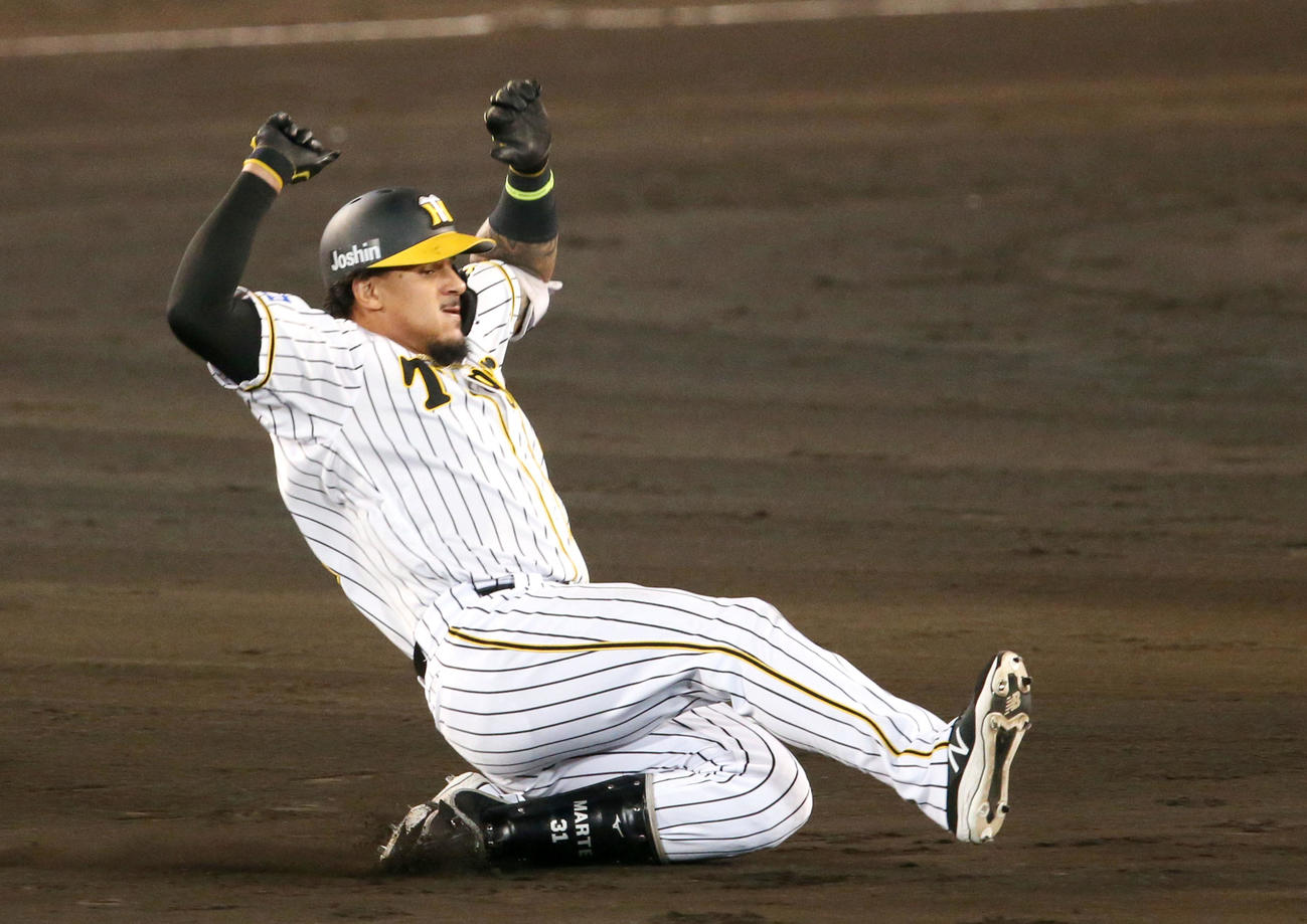 阪神対広島　4回裏阪神無死一塁、マルテは左に二塁打を放ち二塁へスライディングする（撮影・上山淳一）