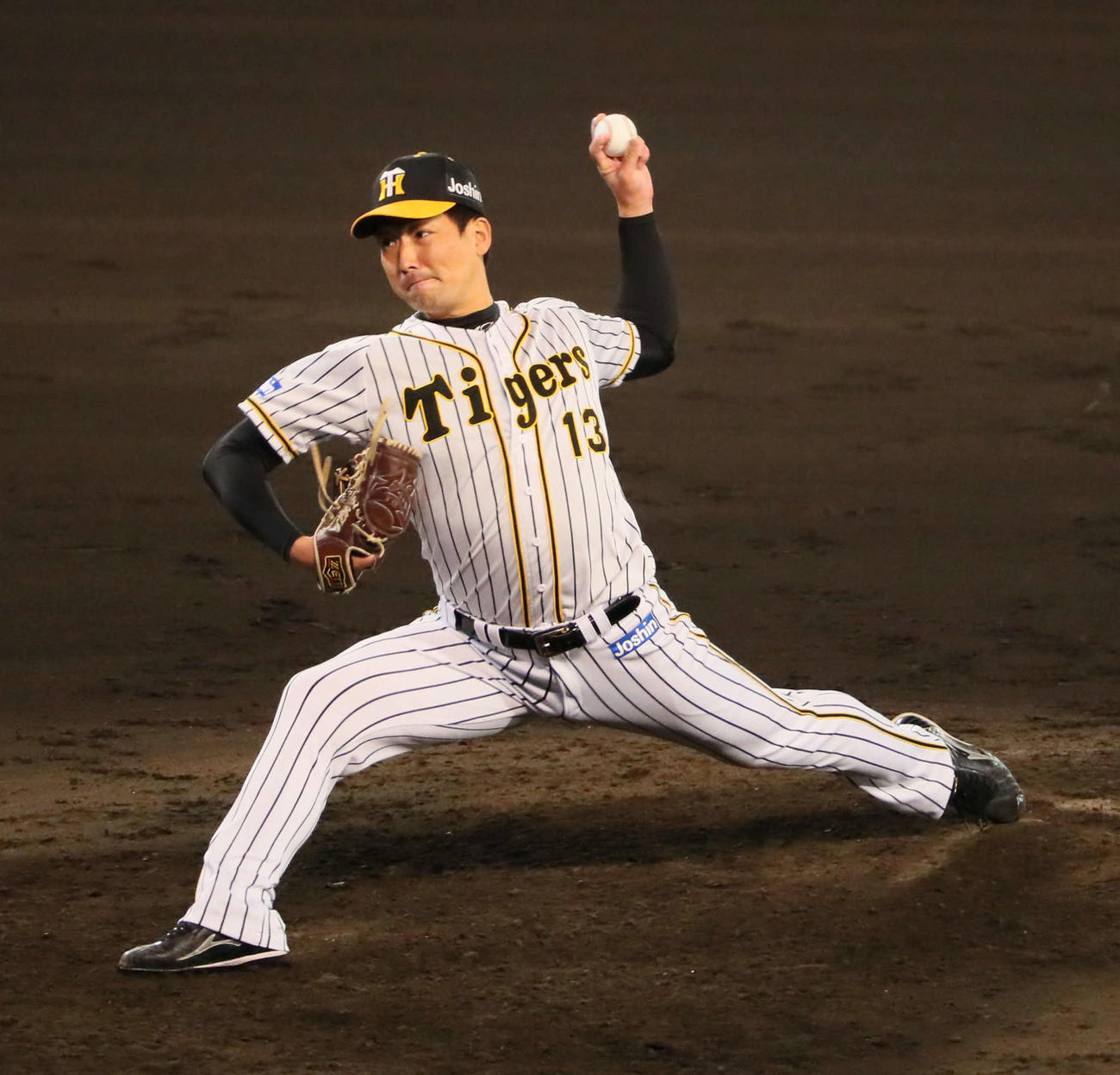 阪神対広島　阪神2番手の岩崎（撮影・宮崎幸一）