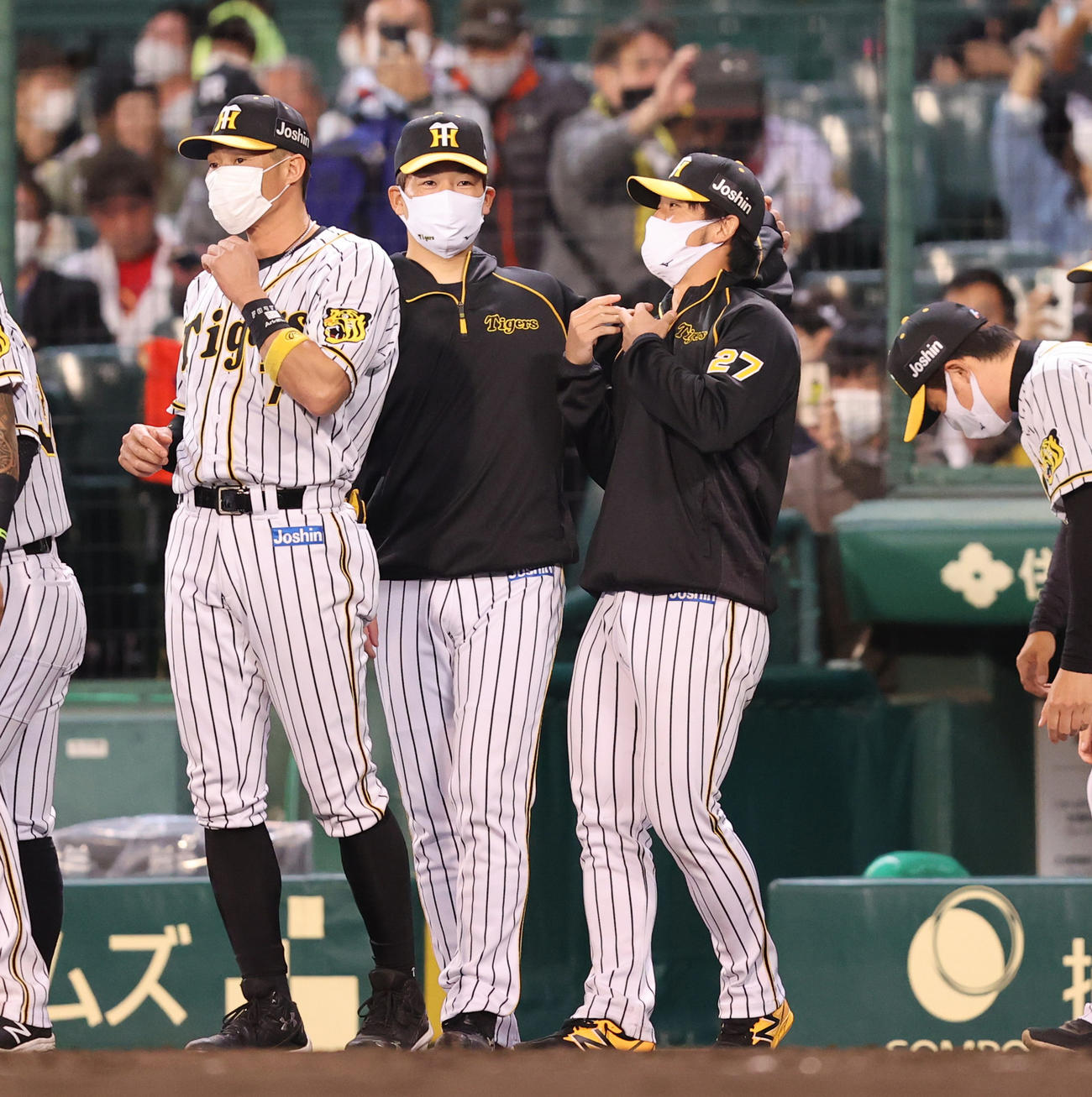 阪神対広島　試合を終え選手を出迎える伊藤将（右）、岩崎（中央）、左は糸井（撮影・清水貴仁）