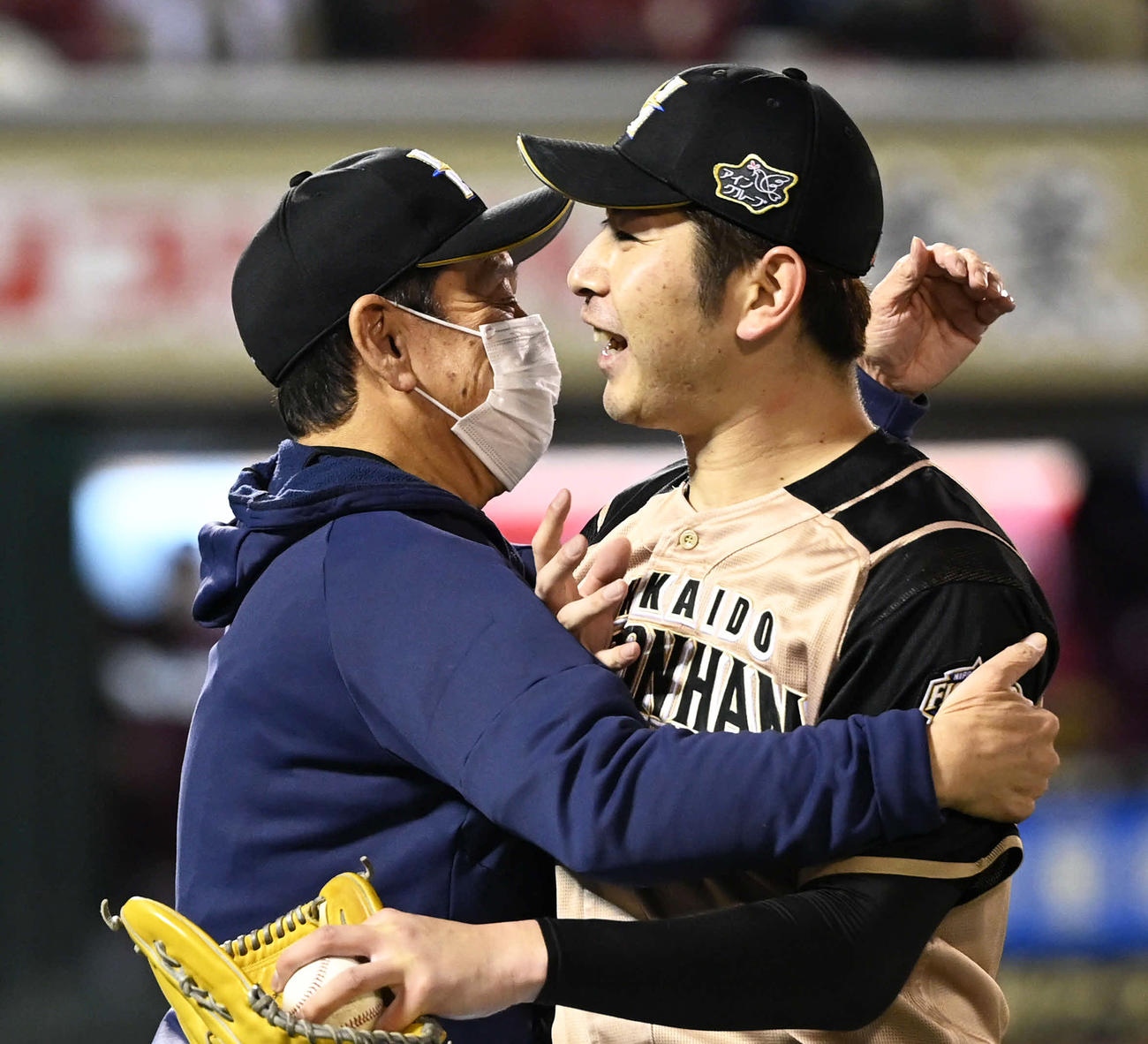 初完封で5勝目を挙げた日本ハム加藤（右）は栗山監督に抱きつかれる（撮影・山崎安昭）