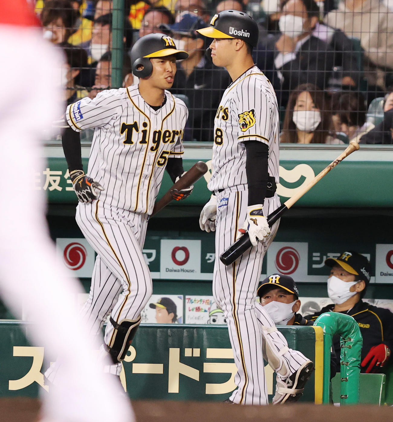 阪神対広島　7回裏阪神無死1死一、二塁、チャンスに佐藤輝（左）のところで代打島田を告げられる（撮影・清水貴仁）