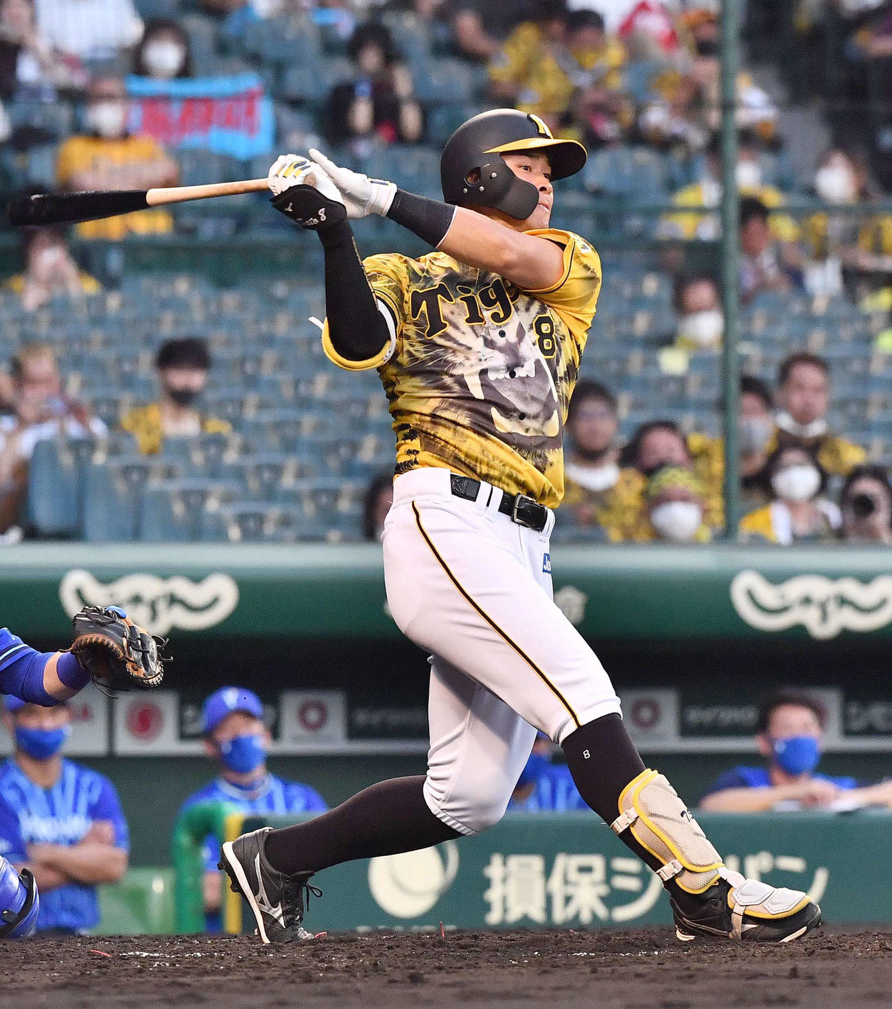 2021年7月14日、右翼線へ二塁打を放つ佐藤輝明