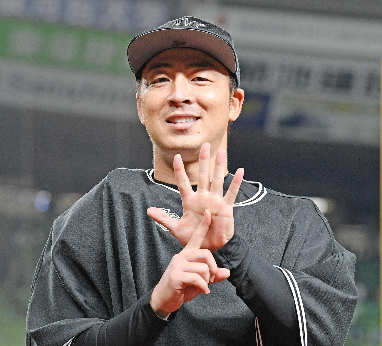西武対ロッテ　マジックが6となり指で「6」を作る勝利投手のロッテ美馬（撮影・滝沢徹郎）