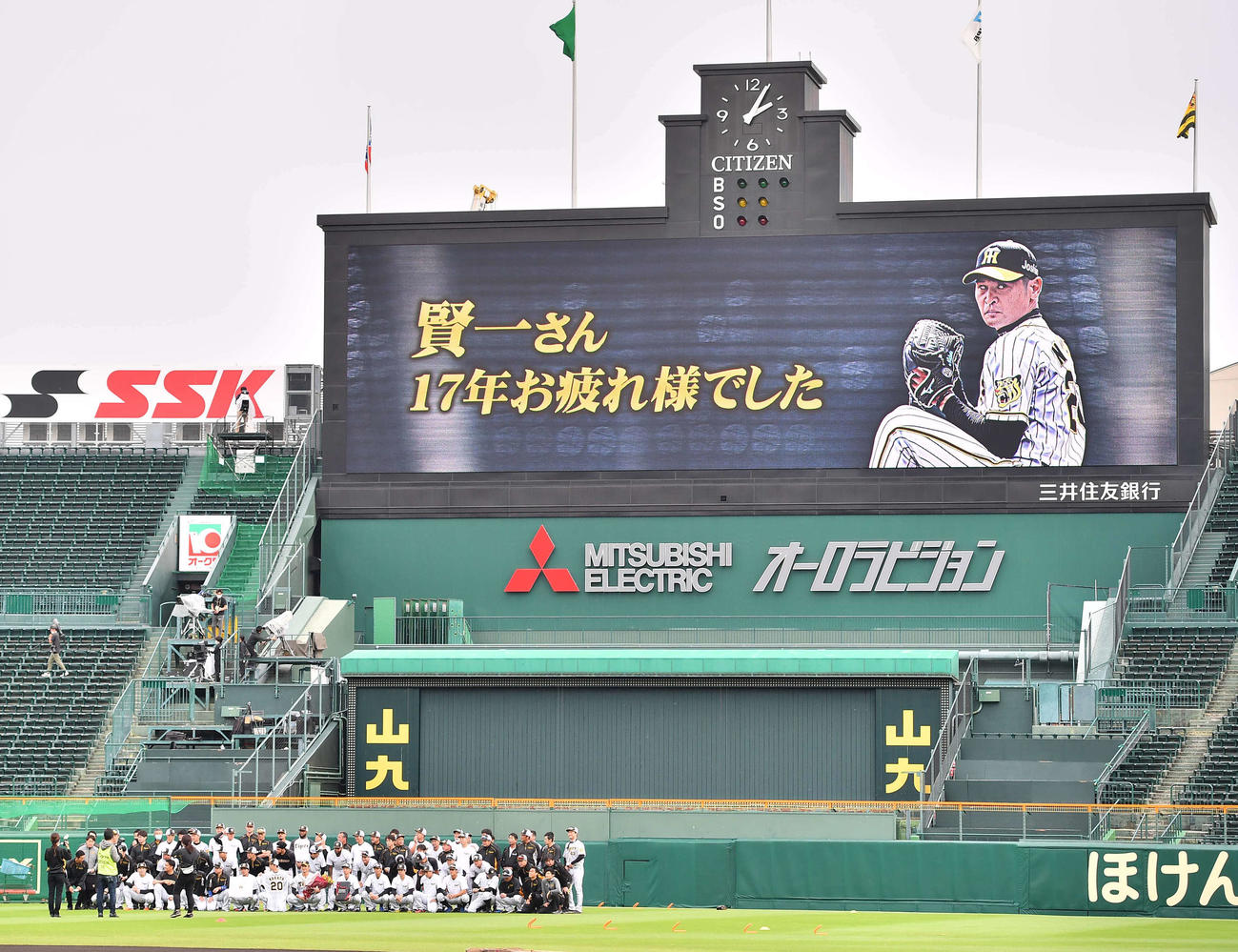 今年引退する中田と記念撮影する阪神ナイン（撮影・上田博志）