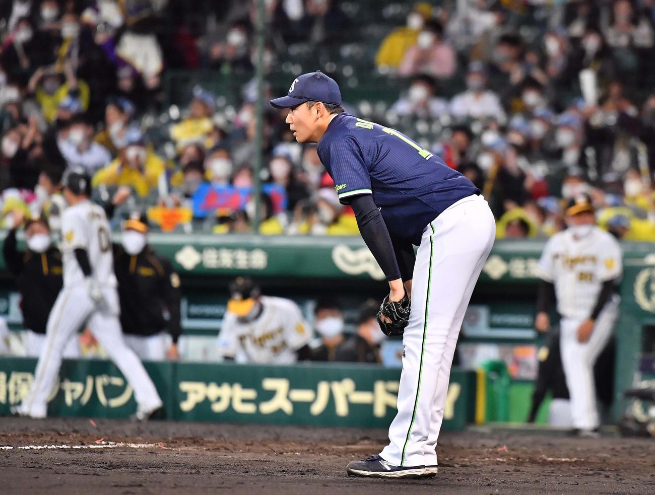阪神対ヤクルト　4回裏阪神2死一、二塁、島田の適時打で木浪（左）の生還を許し肩を落とす奥川（撮影・上田博志）
