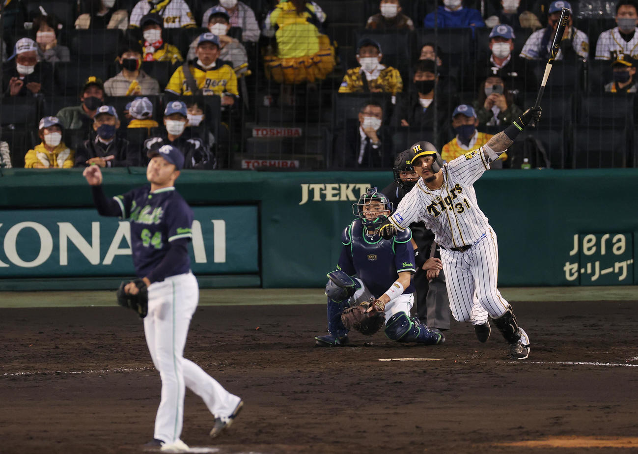 阪神対ヤクルト　5回裏阪神無死、右中間へ二塁打を放つマルテ。投手大下（撮影・前田充）