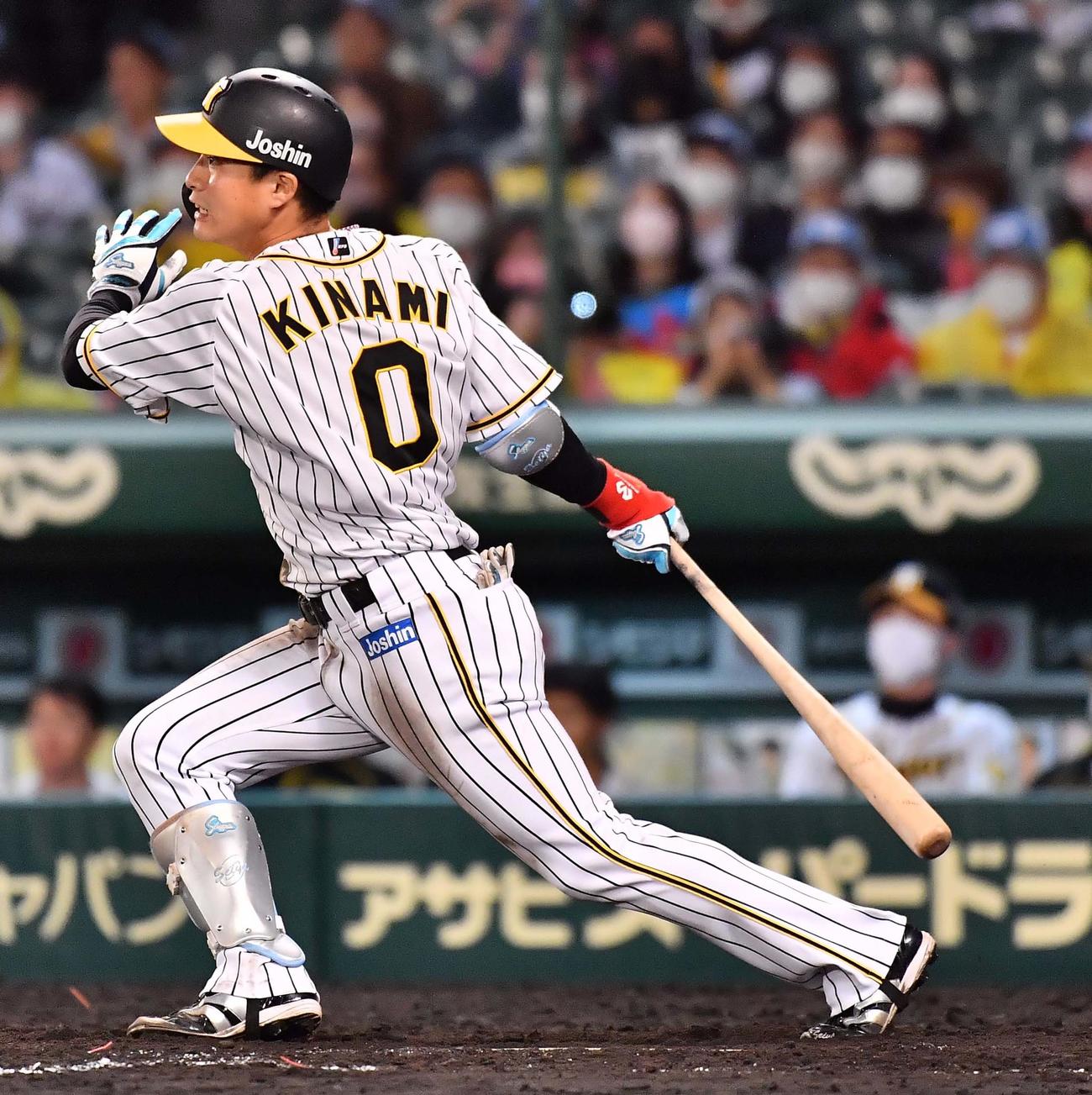 阪神対ヤクルト　5回裏阪神1死一、三塁、右前に適時打を放つ木浪（撮影・上田博志）