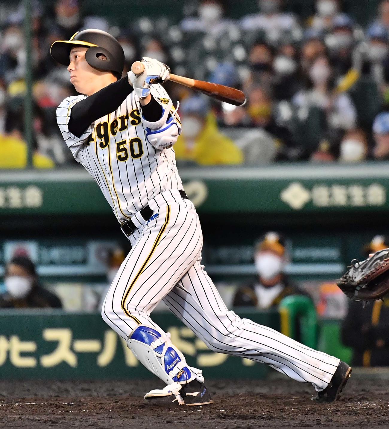 阪神対ヤクルト　5回裏阪神2死一、二塁、中越えに2点適時二塁打を放つ青柳（撮影・上田博志）