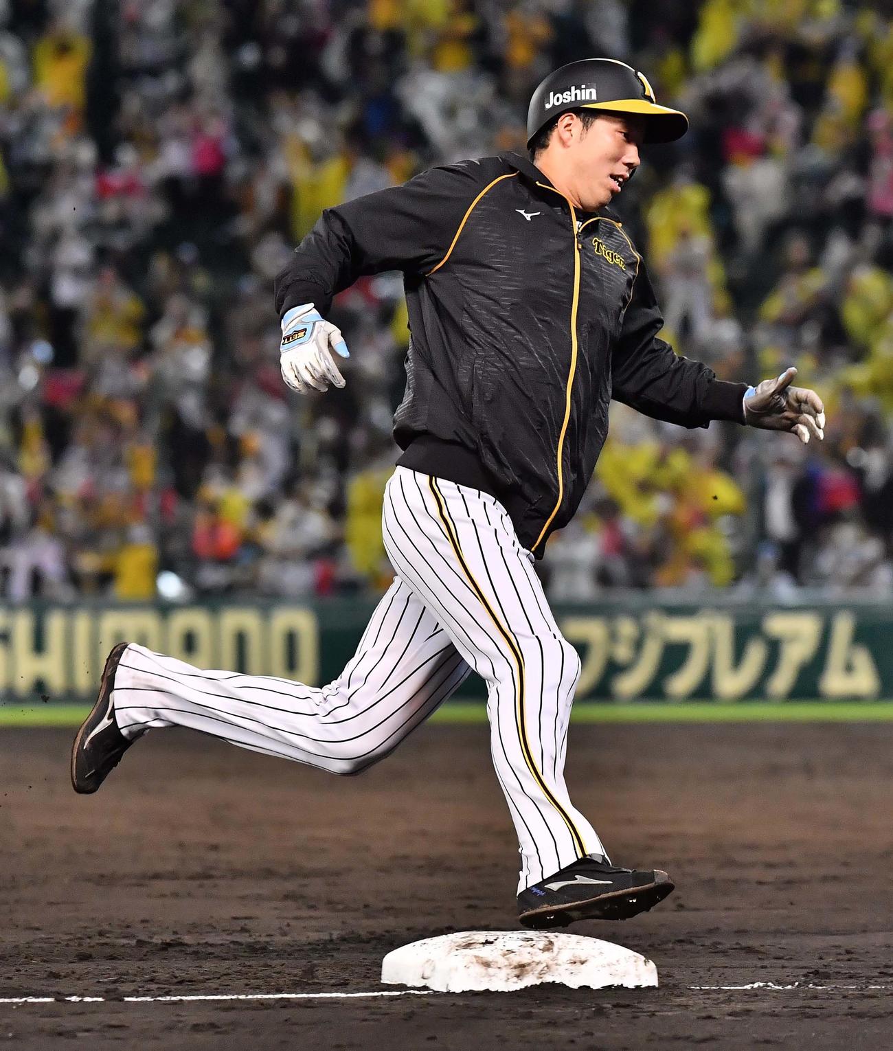 阪神対ヤクルト　4回裏阪神2死一、二塁、中野の右前適時打で三塁を回り生還する青柳（撮影・上田博志）