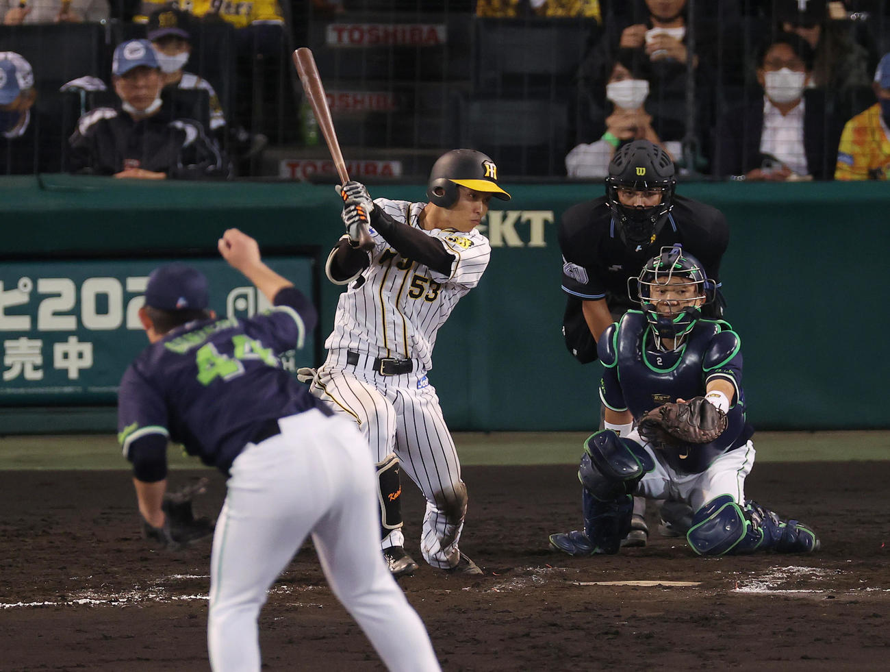 阪神対ヤクルト　7回裏阪神2死二塁、左翼線に適時二塁打を放つ島田。投手大西（撮影・前田充）