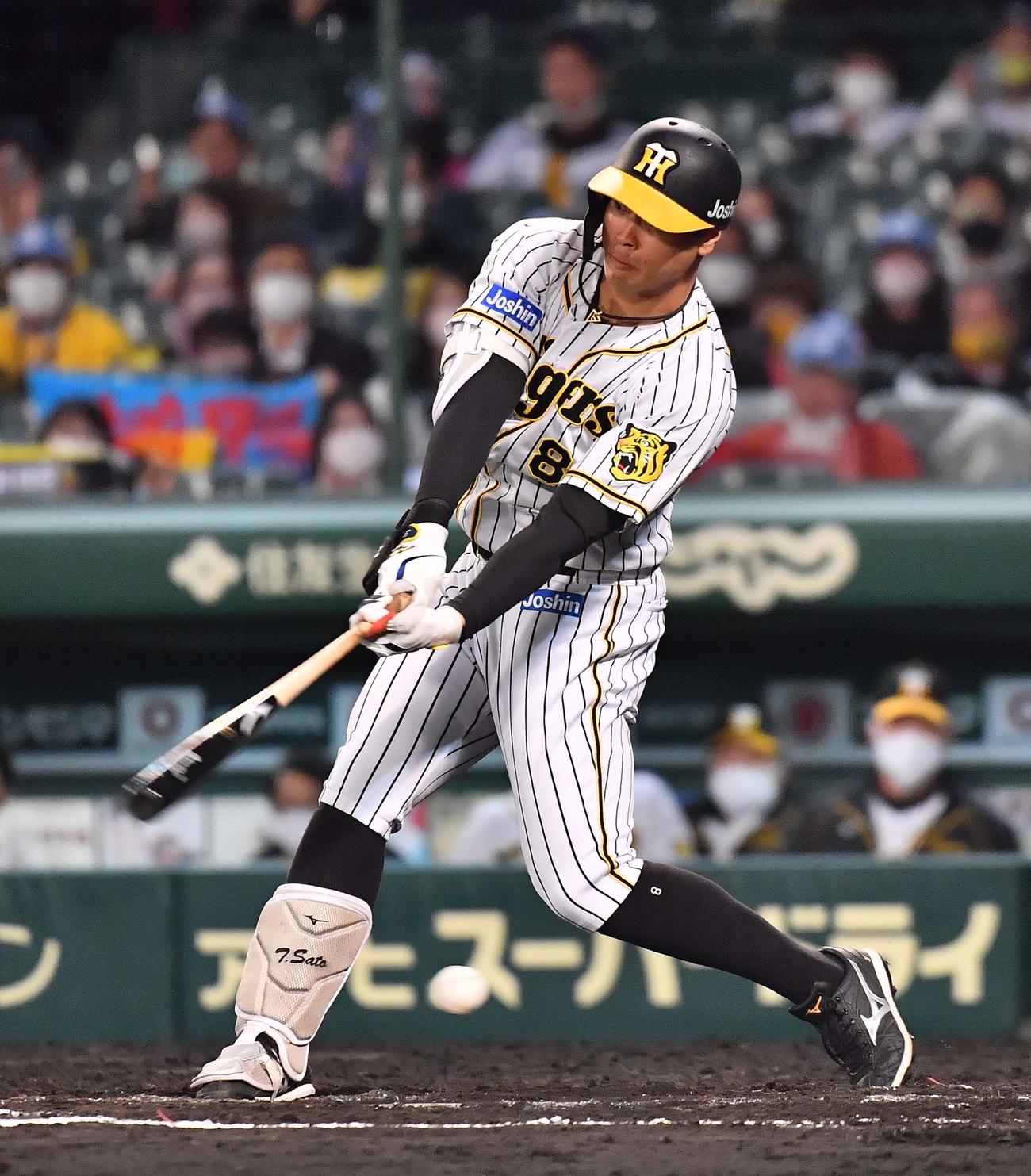 阪神対ヤクルト　7回裏阪神1死二塁、三振に倒れる佐藤輝（撮影・上田博志）