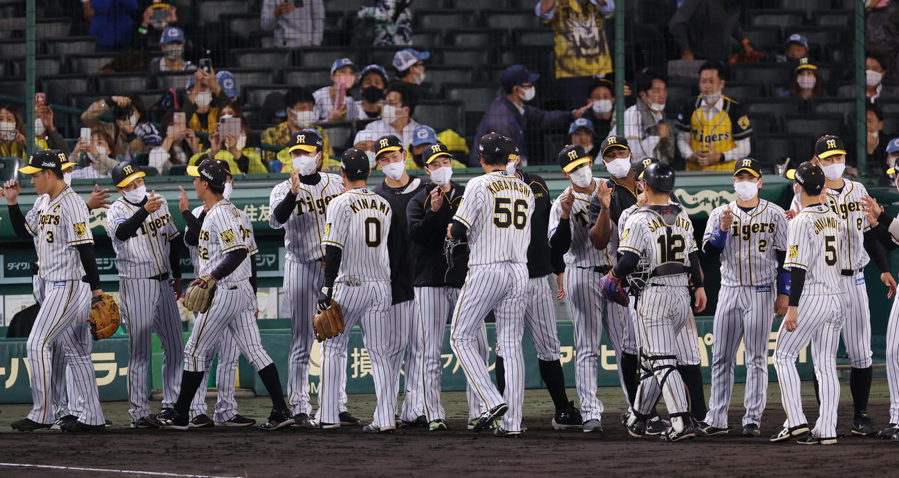 阪神対ヤクルト　ヤクルトに勝利しタッチを交わして喜び合う阪神ナイン。中央はナインを迎える青柳（撮影・前田充）