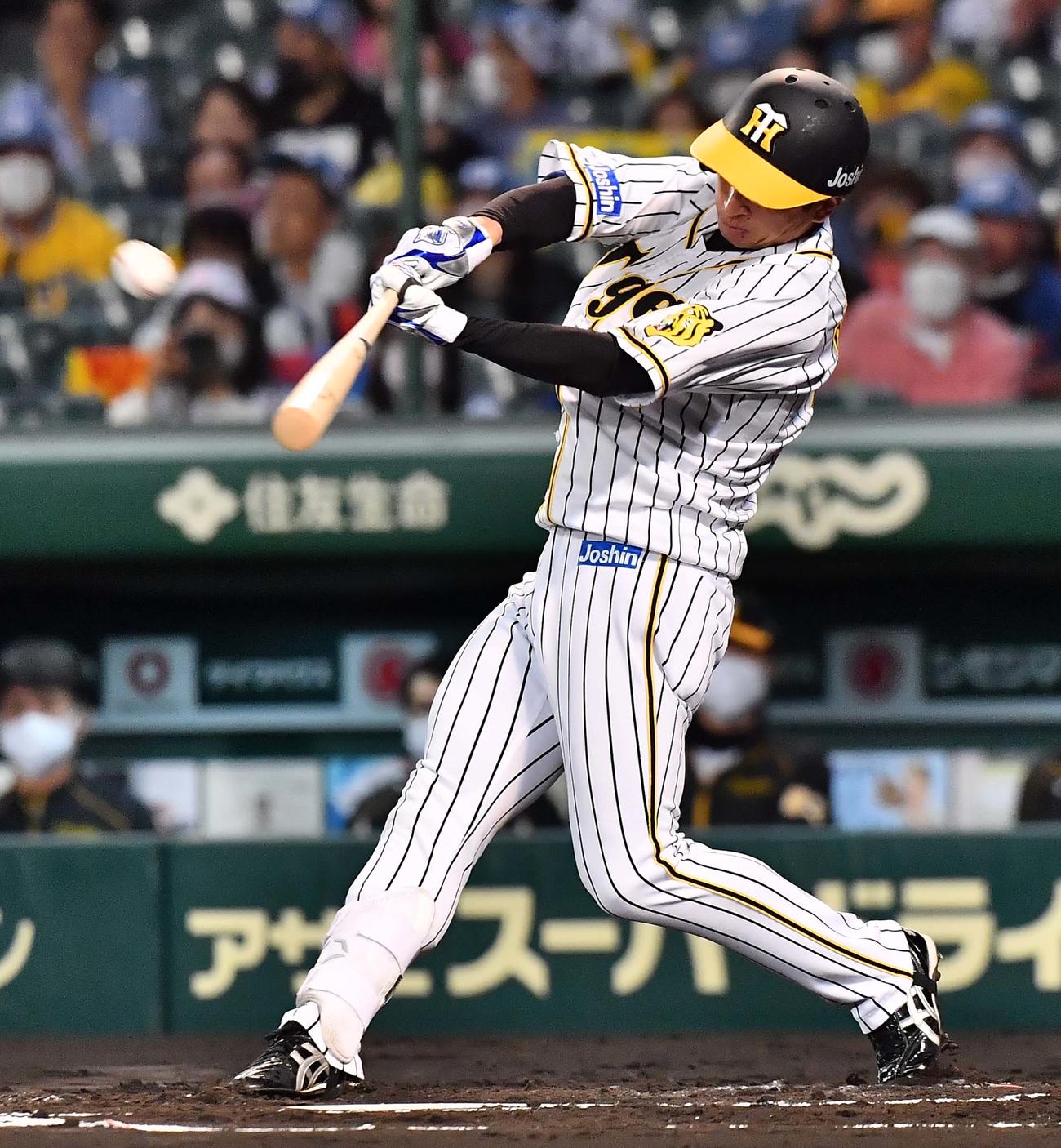 阪神対ヤクルト　1回裏阪神無死一、二塁、右越えに先制3点本塁打を放つ近本（撮影・上田博志）