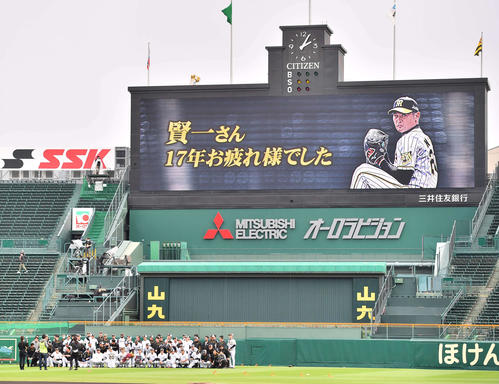 今年引退する中田と記念撮影する阪神ナイン（撮影・上田博志）