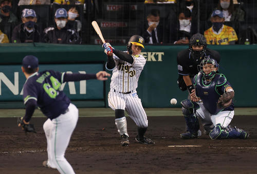 阪神対ヤクルト　5回裏阪神無死二塁、中前打を放つ糸原。投手大下（撮影・前田充）