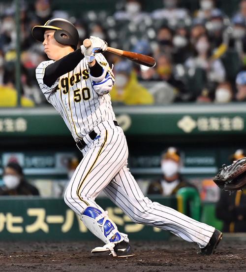 阪神対ヤクルト　5回裏阪神2死一、二塁、中越えに2点適時二塁打を放つ青柳（撮影・上田博志）