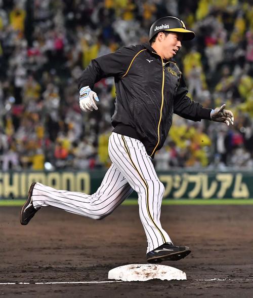 阪神対ヤクルト　4回裏阪神2死一、二塁、中野の右前適時打で三塁を回り生還する青柳（撮影・上田博志）