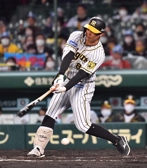 阪神対ヤクルト　7回裏阪神1死二塁、三振に倒れる佐藤輝（撮影・上田博志）