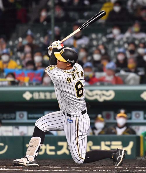 阪神対ヤクルト　7回裏阪神1死二塁、三振に倒れる佐藤輝（撮影・上田博志）