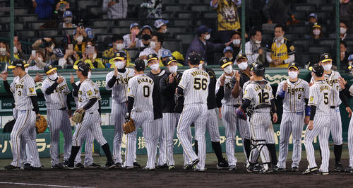 阪神対ヤクルト　ヤクルトに勝利しタッチを交わして喜び合う阪神ナイン。中央はナインを迎える青柳（撮影・前田充）