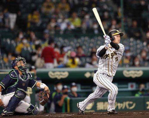 阪神対ヤクルト　1回裏阪神無死一、二塁、近本は先制の右越え3点本塁打を放つ（撮影・上山淳一）