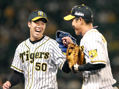 阪神対ヤクルト　青柳（左）は2回を3人で終え木浪と笑顔でタッチを交わす（撮影・上山淳一）