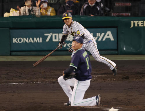 阪神対ヤクルト　4回裏阪神2死一、二塁、中前適時打を放つ島田。投手奥川（撮影・前田充）